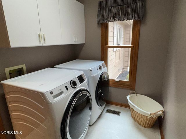 236 Stone Oak Court, Holland, OH 43528