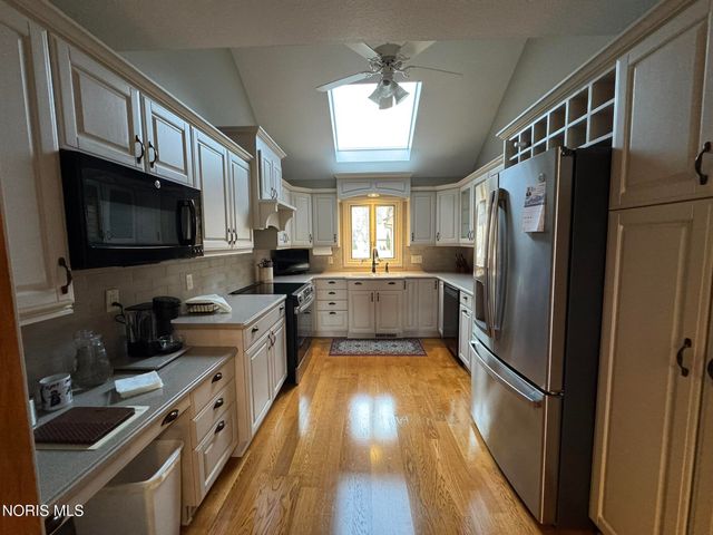 236 Stone Oak Court, Holland, OH 43528