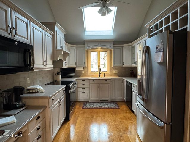 236 Stone Oak Court, Holland, OH 43528