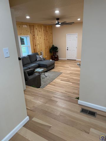 11933 S Topeka AVE, Carbondale, KS 66414