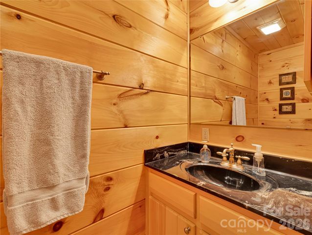 586 Tanglewood Lane, Saluda, NC 28773