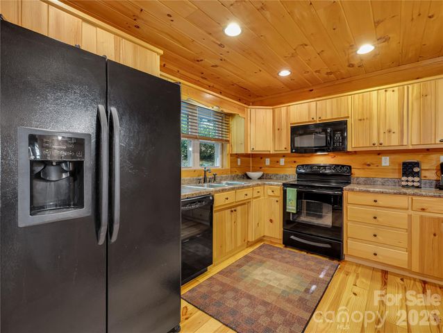 586 Tanglewood Lane, Saluda, NC 28773