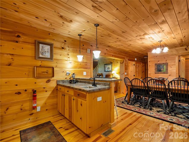 586 Tanglewood Lane, Saluda, NC 28773
