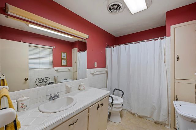 1414 Holloway Street, Morrilton, AR 72110