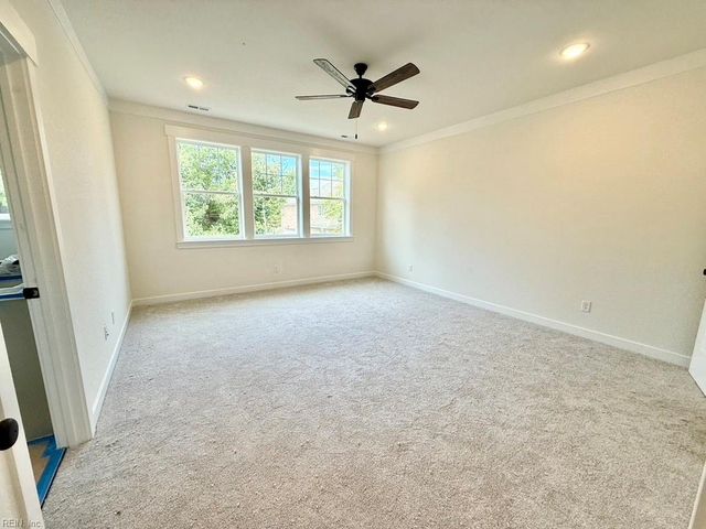 709 Flatrock LN, Chesapeake, VA 23320