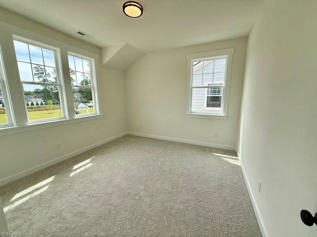 709 Flatrock LN, Chesapeake, VA 23320