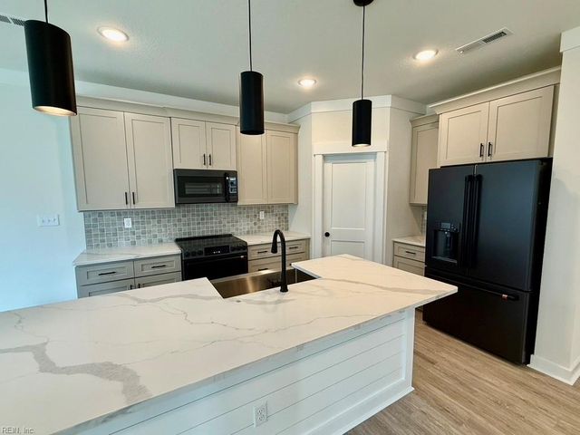 709 Flatrock LN, Chesapeake, VA 23320