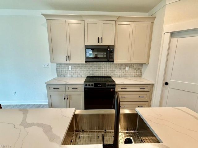 709 Flatrock LN, Chesapeake, VA 23320