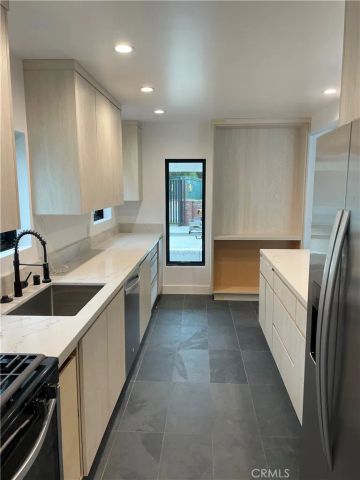 22651 Oxnard Street, Woodland Hills, CA 91367