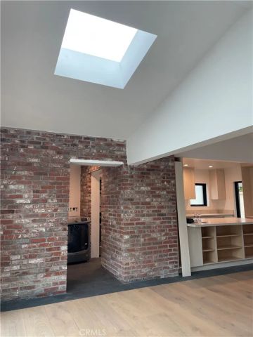 22651 Oxnard Street, Woodland Hills, CA 91367