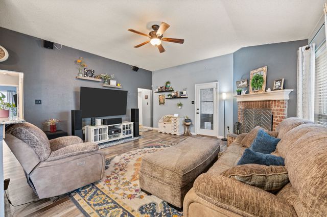 609 Oak Hollow Trail, Saginaw, TX 76179