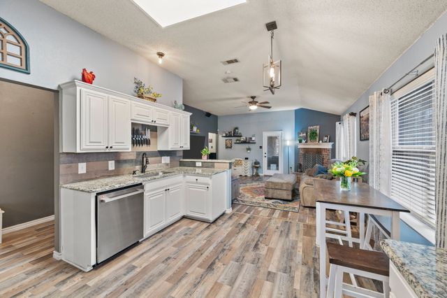 609 Oak Hollow Trail, Saginaw, TX 76179