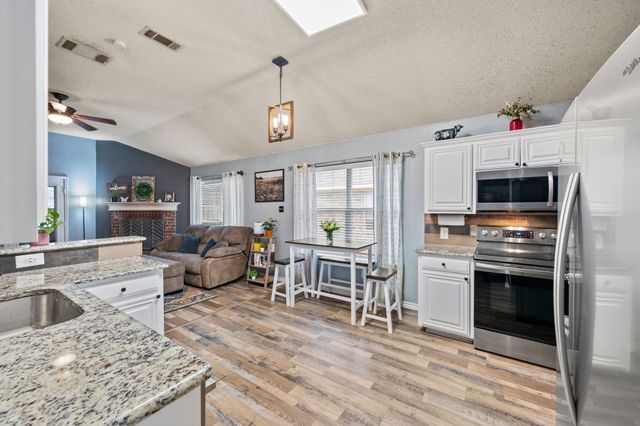 609 Oak Hollow Trail, Saginaw, TX 76179