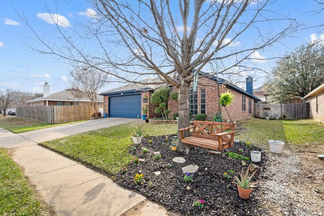 609 Oak Hollow Trail, Saginaw, TX 76179