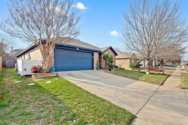 609 Oak Hollow Trail, Saginaw, TX 76179