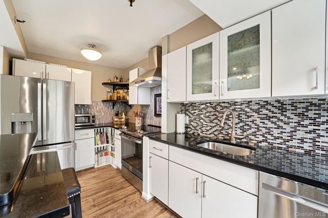 15 Greenridge Avenue 16, White Plains, NY 10605