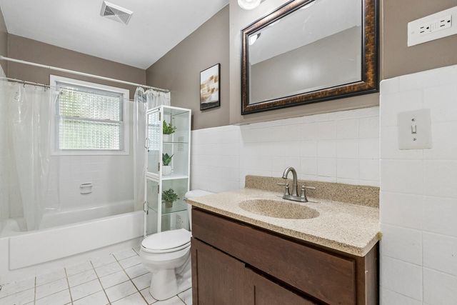 875 LARKDALE Row, Wauconda, IL 60084