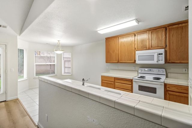 2559 E Kirsten Ct, Lodi, CA 95240