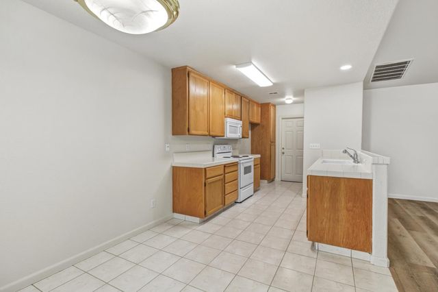 2559 E Kirsten Ct, Lodi, CA 95240