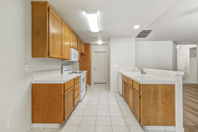 2559 E Kirsten Ct, Lodi, CA 95240