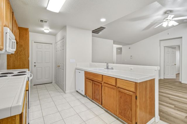 2559 E Kirsten Ct, Lodi, CA 95240