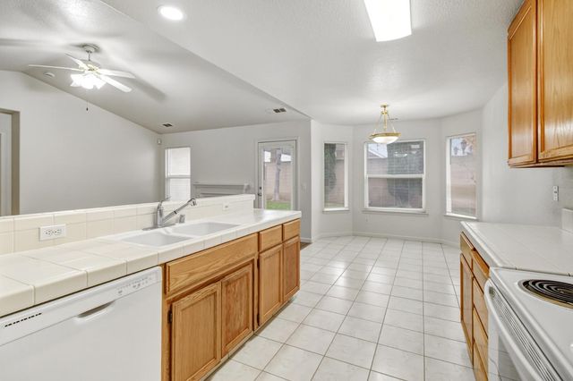 2559 E Kirsten Ct, Lodi, CA 95240