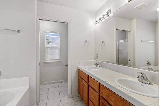 2559 E Kirsten Ct, Lodi, CA 95240