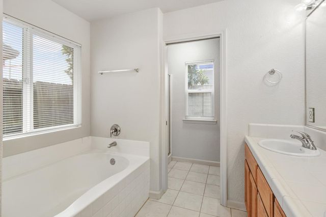 2559 E Kirsten Ct, Lodi, CA 95240