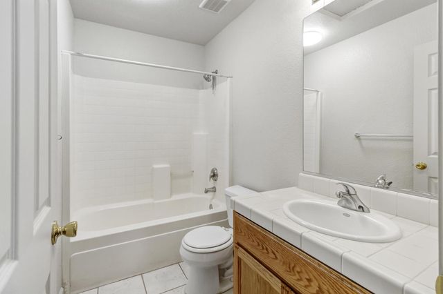 2559 E Kirsten Ct, Lodi, CA 95240