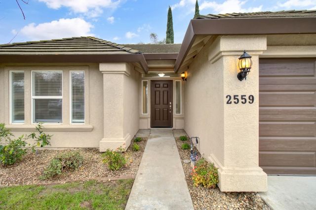 2559 E Kirsten Ct, Lodi, CA 95240
