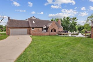 668 58th Street 4, West Des Moines, IA 50266