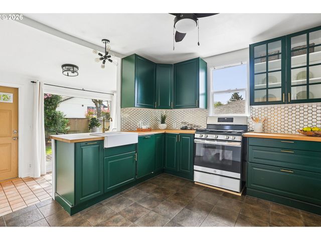 3914 Se SCHILLER St, Portland, OR 97202