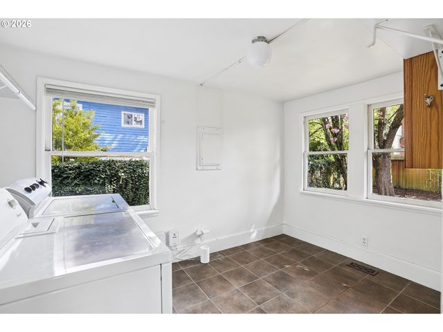 3914 Se SCHILLER St, Portland, OR 97202