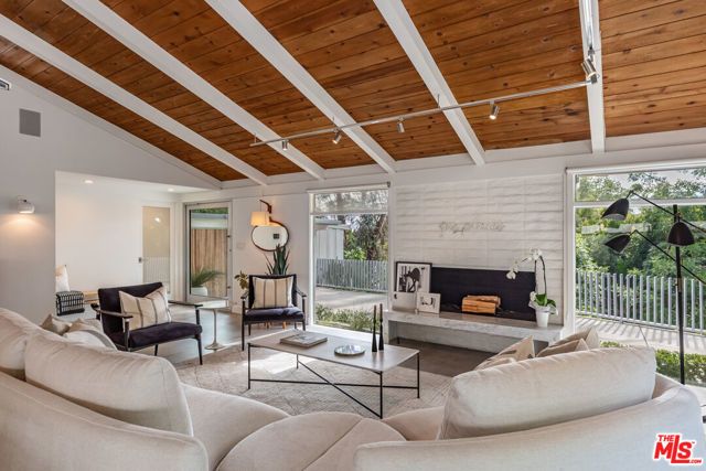586 Lorna Lane, Los Angeles, CA 90049
