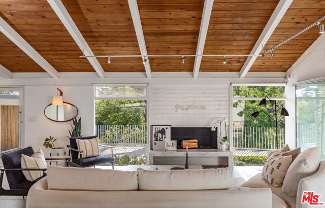 586 Lorna Lane, Los Angeles, CA 90049