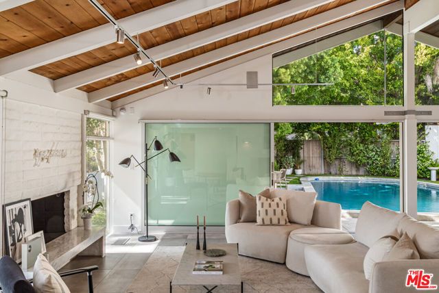 586 Lorna Lane, Los Angeles, CA 90049