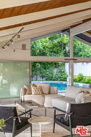 586 Lorna Lane, Los Angeles, CA 90049
