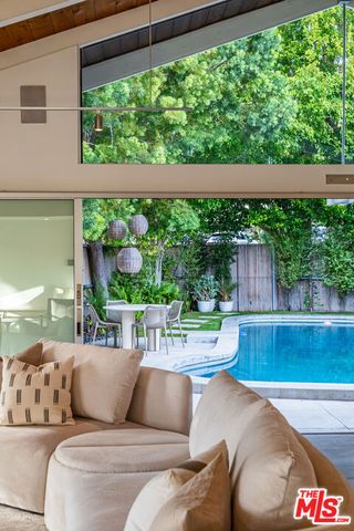 586 Lorna Lane, Los Angeles, CA 90049