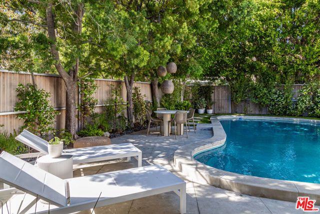 586 Lorna Lane, Los Angeles, CA 90049