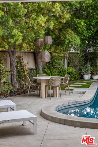 586 Lorna Lane, Los Angeles, CA 90049