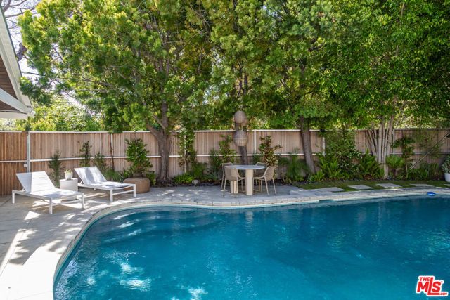 586 Lorna Lane, Los Angeles, CA 90049