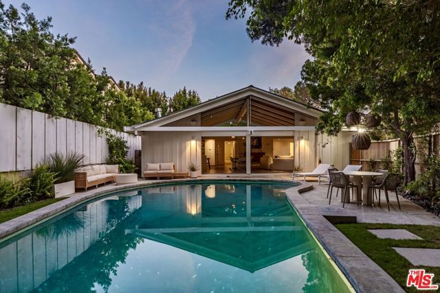 586 Lorna Lane, Los Angeles, CA 90049