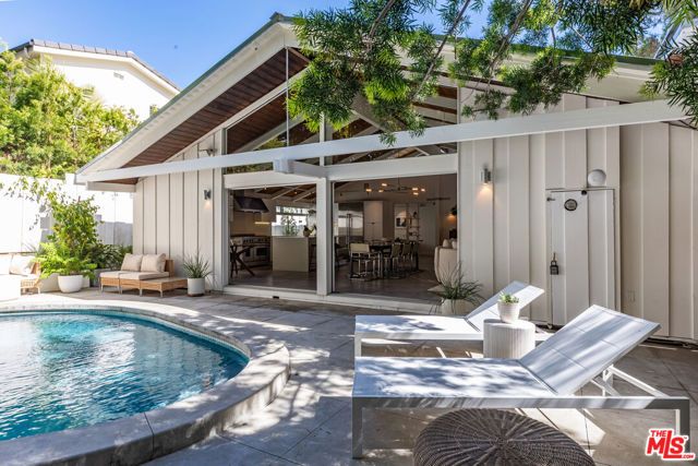 586 Lorna Lane, Los Angeles, CA 90049