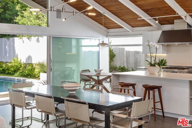 586 Lorna Lane, Los Angeles, CA 90049