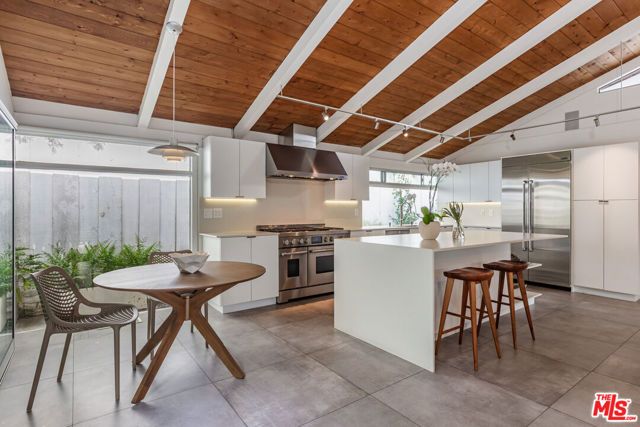 586 Lorna Lane, Los Angeles, CA 90049