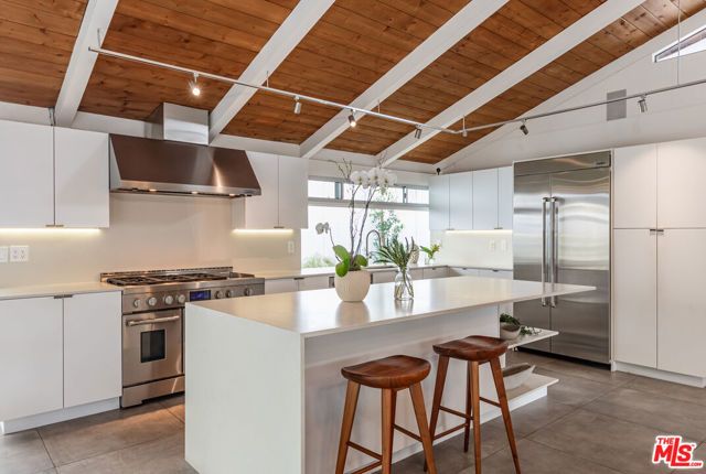 586 Lorna Lane, Los Angeles, CA 90049