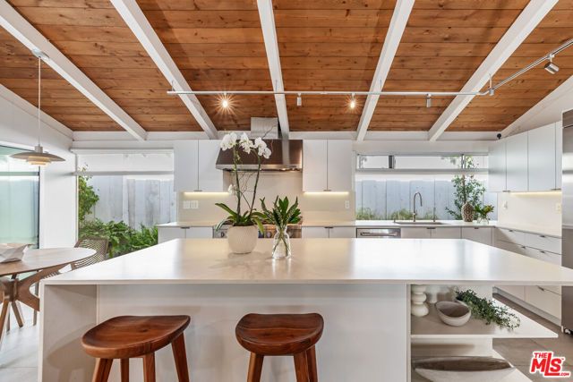 586 Lorna Lane, Los Angeles, CA 90049