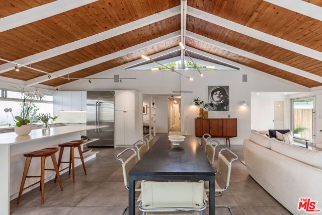 586 Lorna Lane, Los Angeles, CA 90049