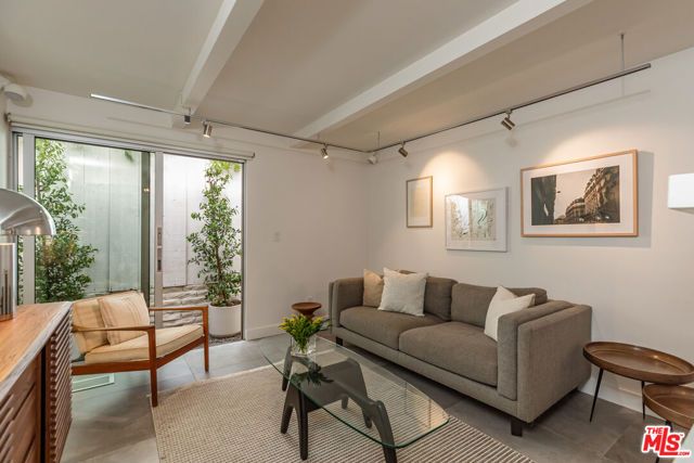 586 Lorna Lane, Los Angeles, CA 90049
