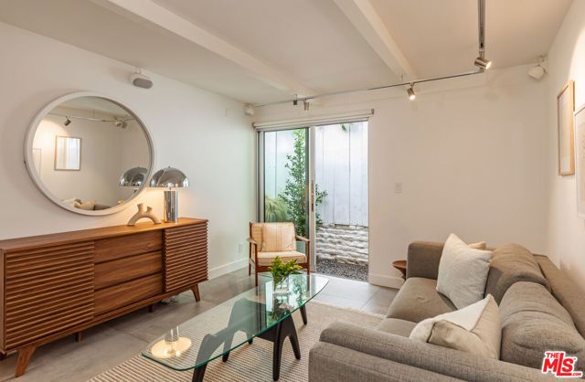 586 Lorna Lane, Los Angeles, CA 90049